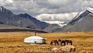 nig-slide-western-mongolia-landscape-photography-horse-ride-mongolia-nomdic-family-mountains-trekking
